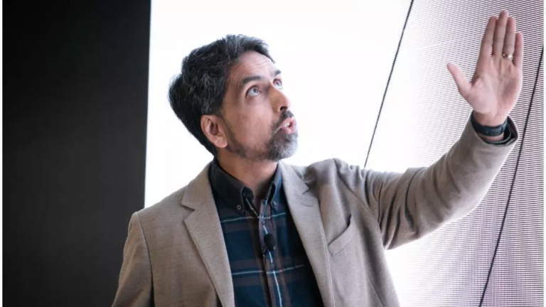 Sal Khan mirando hacia arriba.